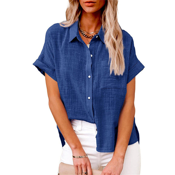 Luchtige damesblouse op model, toont comfortabele losvallende pasvorm. Korte mouwen, stijlvol voor de zomer.