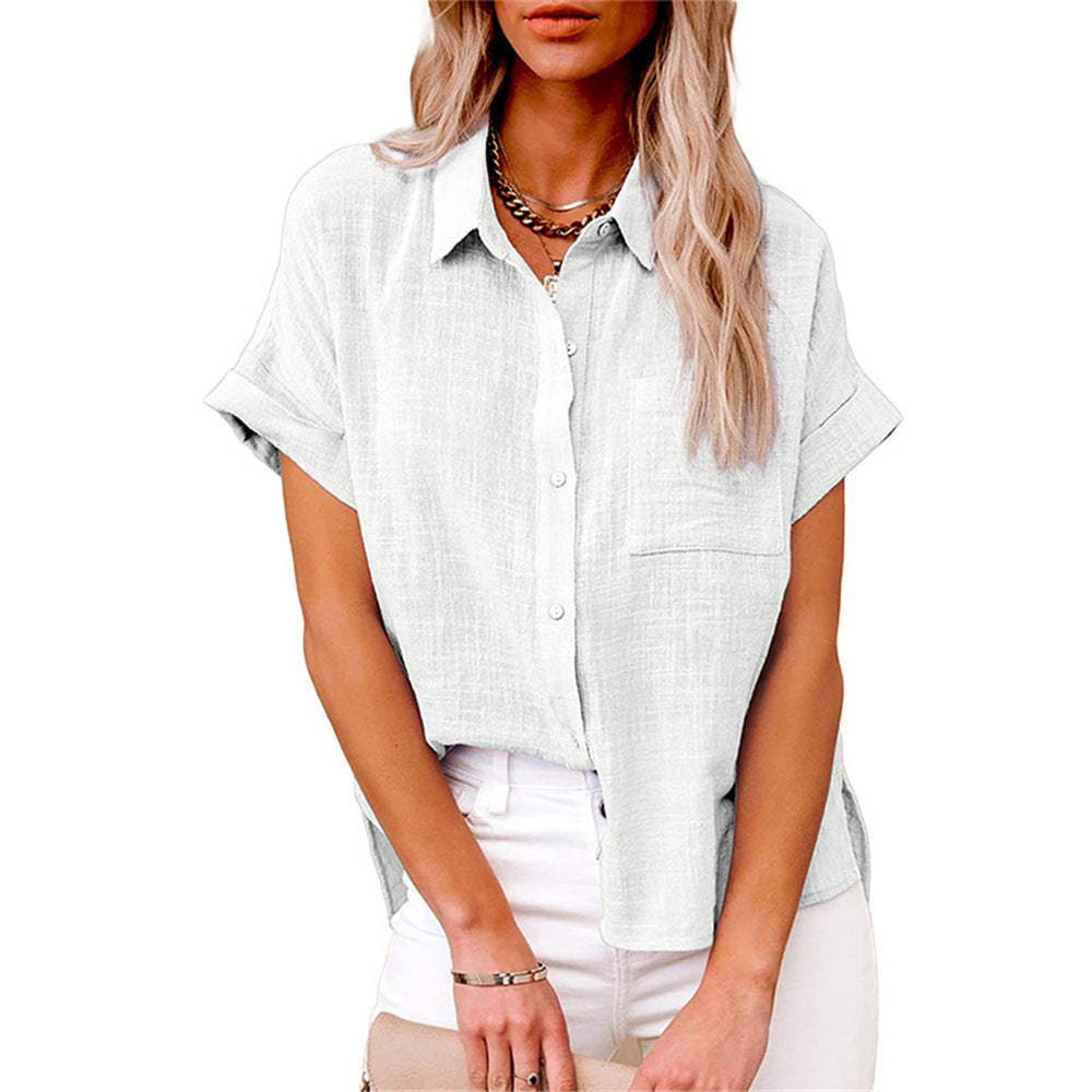 Achteraanzicht van de comfortabele, losvallende damesblouse. Luchtig en stijlvol voor warme lente- en zomerdagen.