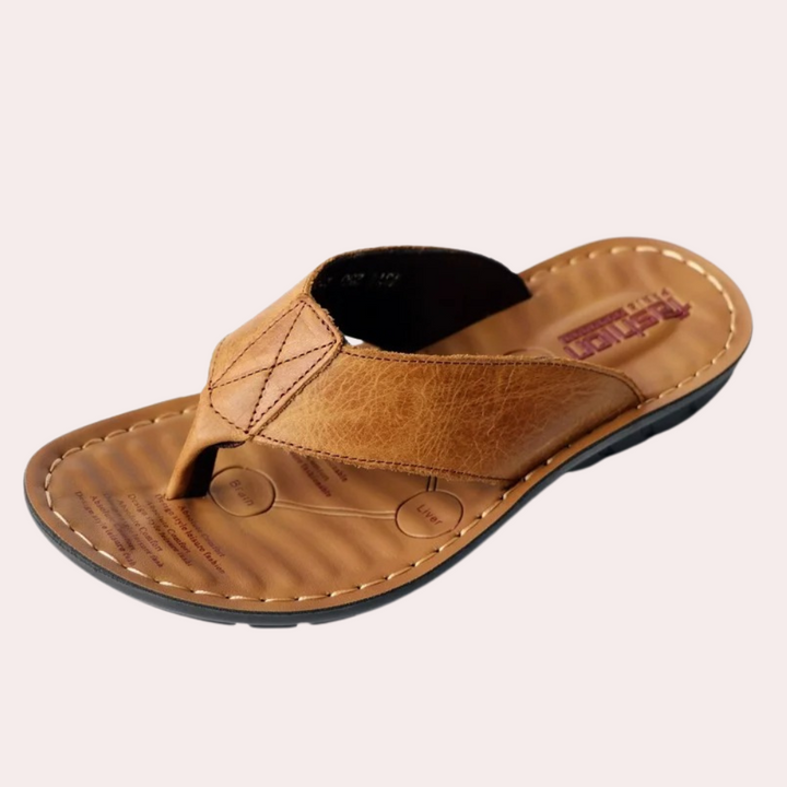 Stijlvolle mannen slipper in bruin leer, perfect voor ultiem comfort en een modieuze zomeroutfit.