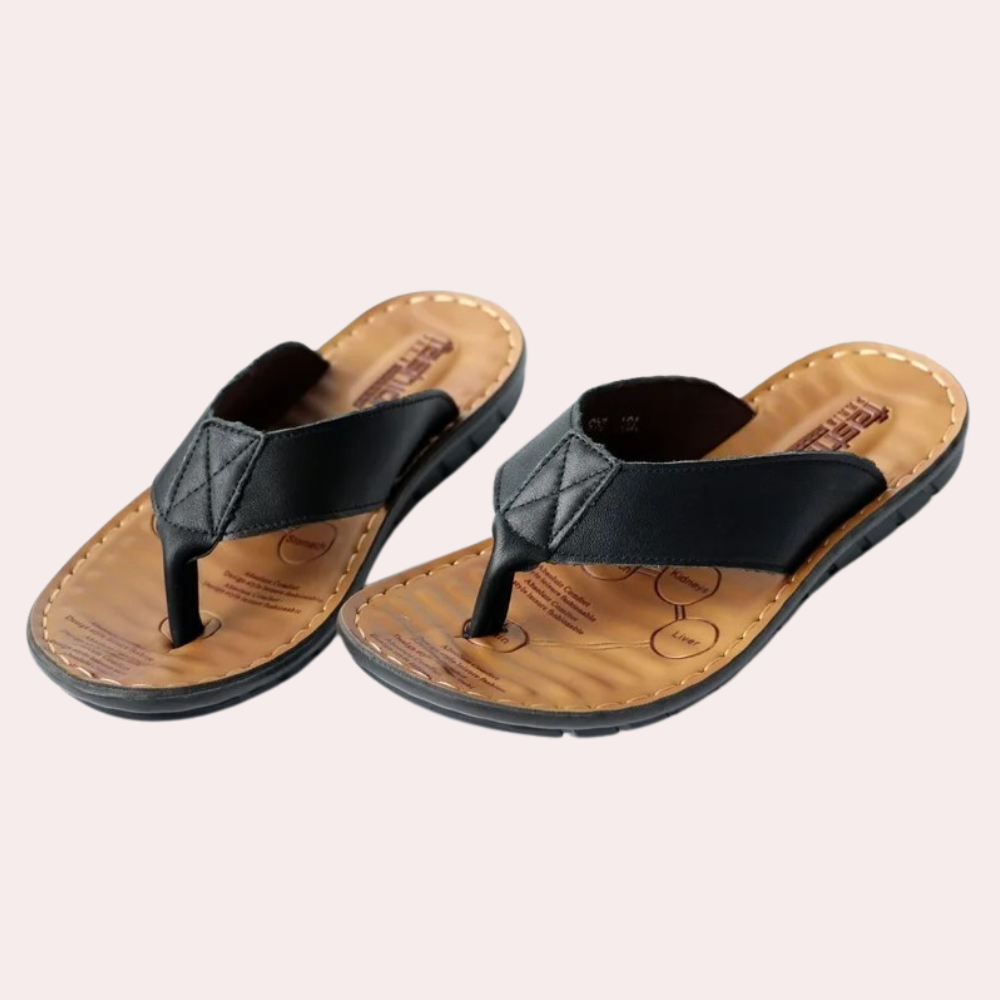 Casual herenslipper in lichtbruin, ideaal voor dagelijks gebruik, strand of zwembad. Comfortabele zomerschoen.