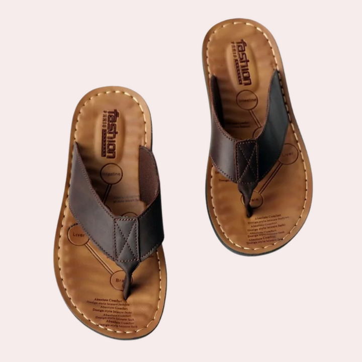 Zwarte comfortabele mannenslipper, een trendy zomerschoen die elke casual herenoutfit compleet maakt.