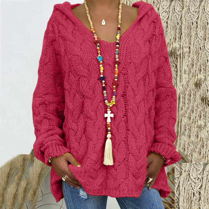 Close-up van de warme kabelgebreide dames trui met v-hals. Deze oversized wintertrui van polyester biedt comfort en stijl.