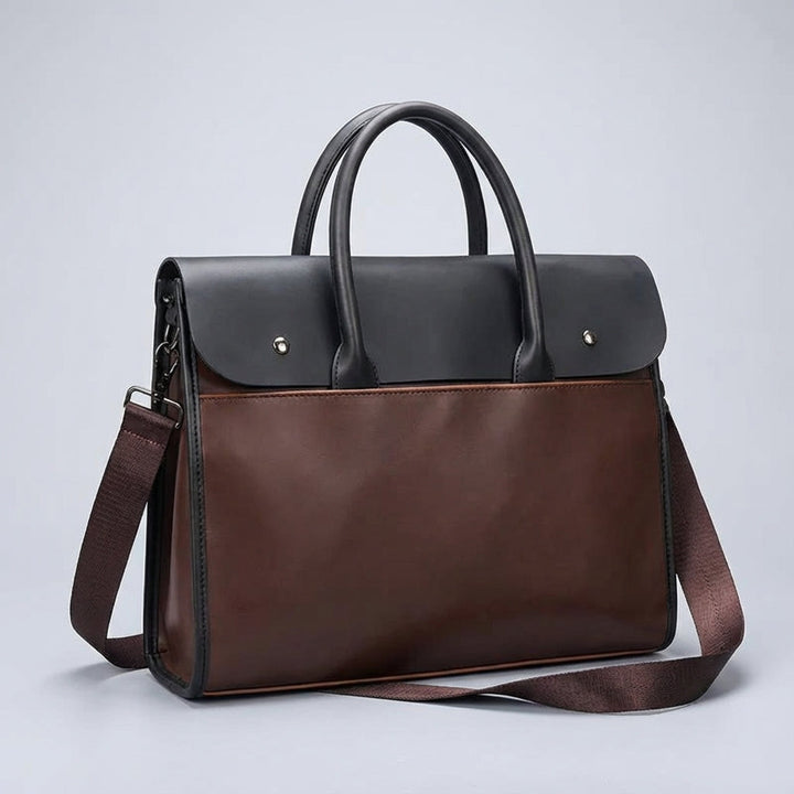 Comfortabele RetroCarry reistas voor heren met ruimte voor 14 inch laptop. Duurzaam PU leer voor onderweg.