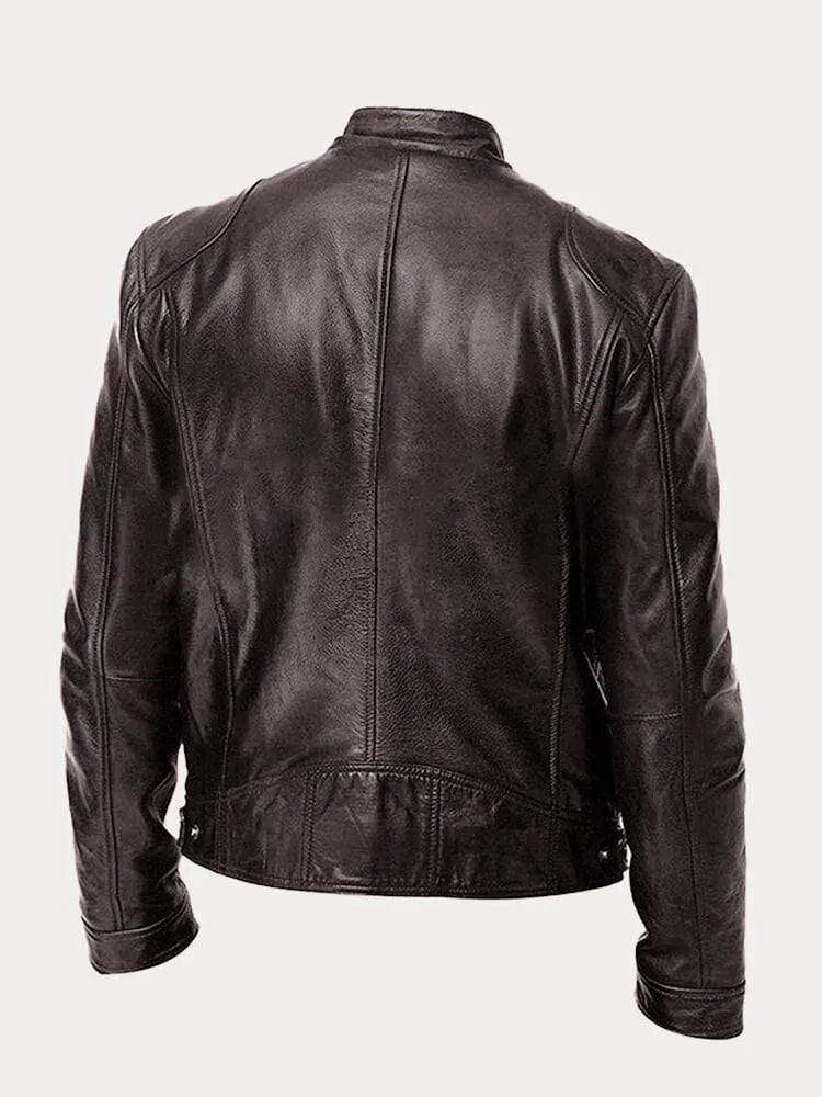 Man toont moderne heren racer jas; slim fit design voor comfort en een stijlvolle uitstraling in herenmode.