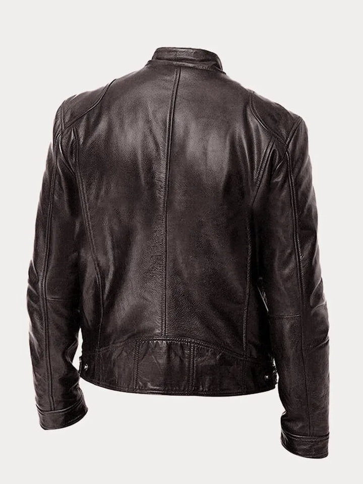 Man toont moderne heren racer jas; slim fit design voor comfort en een stijlvolle uitstraling in herenmode.