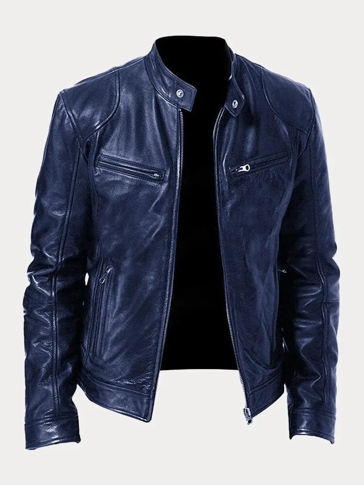 Close-up van de manchetten en mouw van de moderne heren biker jas, met subtiele ritsdetails en afwerking.