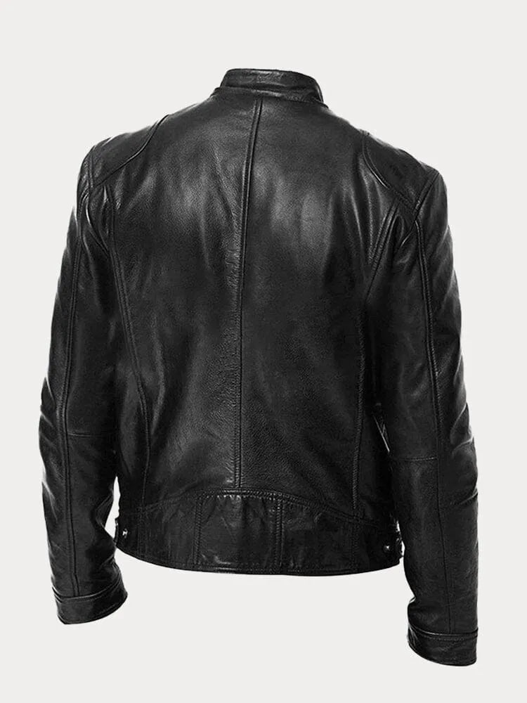 Voorkant van de zwarte heren slim fit biker jas, met stoere ritssluiting, zakken en opstaande kraag.