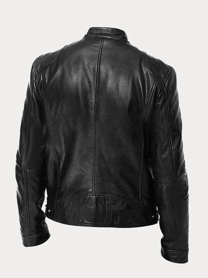 Voorkant van de zwarte heren slim fit biker jas, met stoere ritssluiting, zakken en opstaande kraag.
