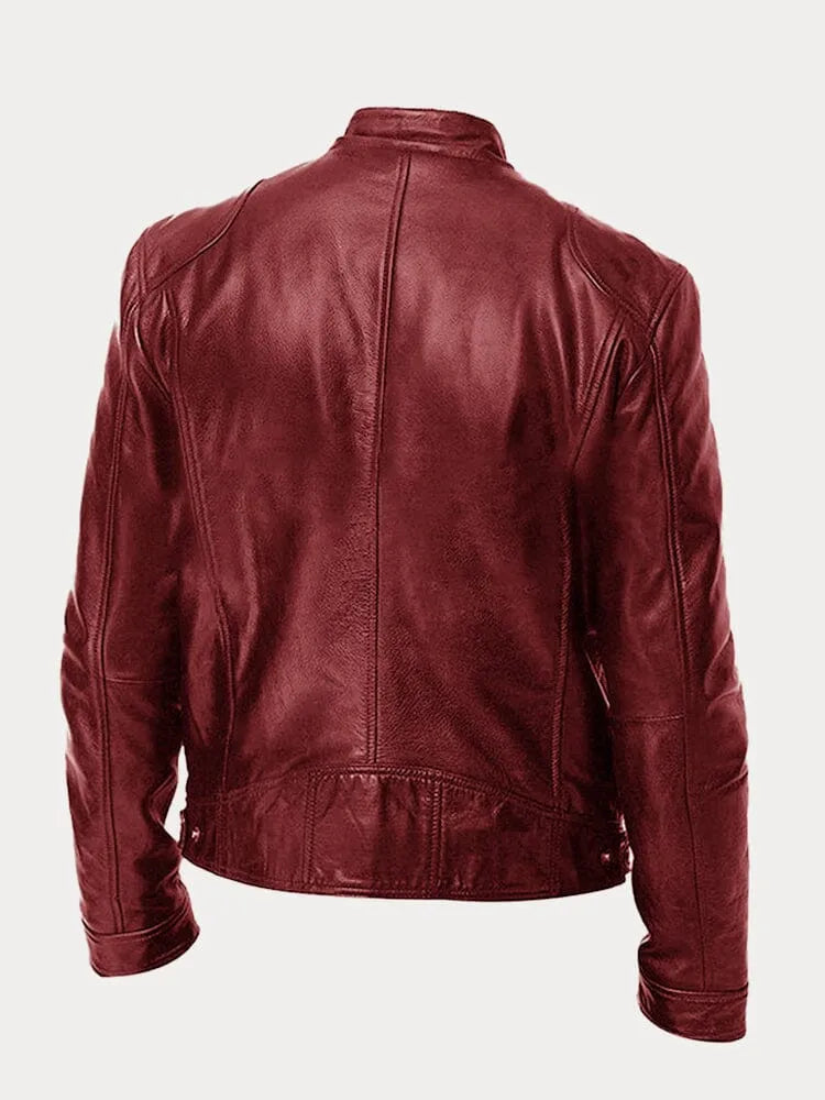 Model draagt een zwarte slim fit heren jas, casual gestyled met jeans, voor een trendy urban look.