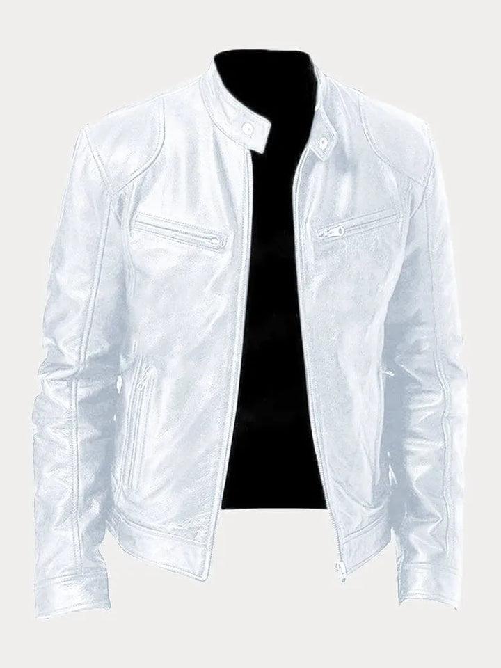 Opstaande kraag van de heren racer jas, kenmerkend voor de stoere biker stijl, met subtiele drukknopen.