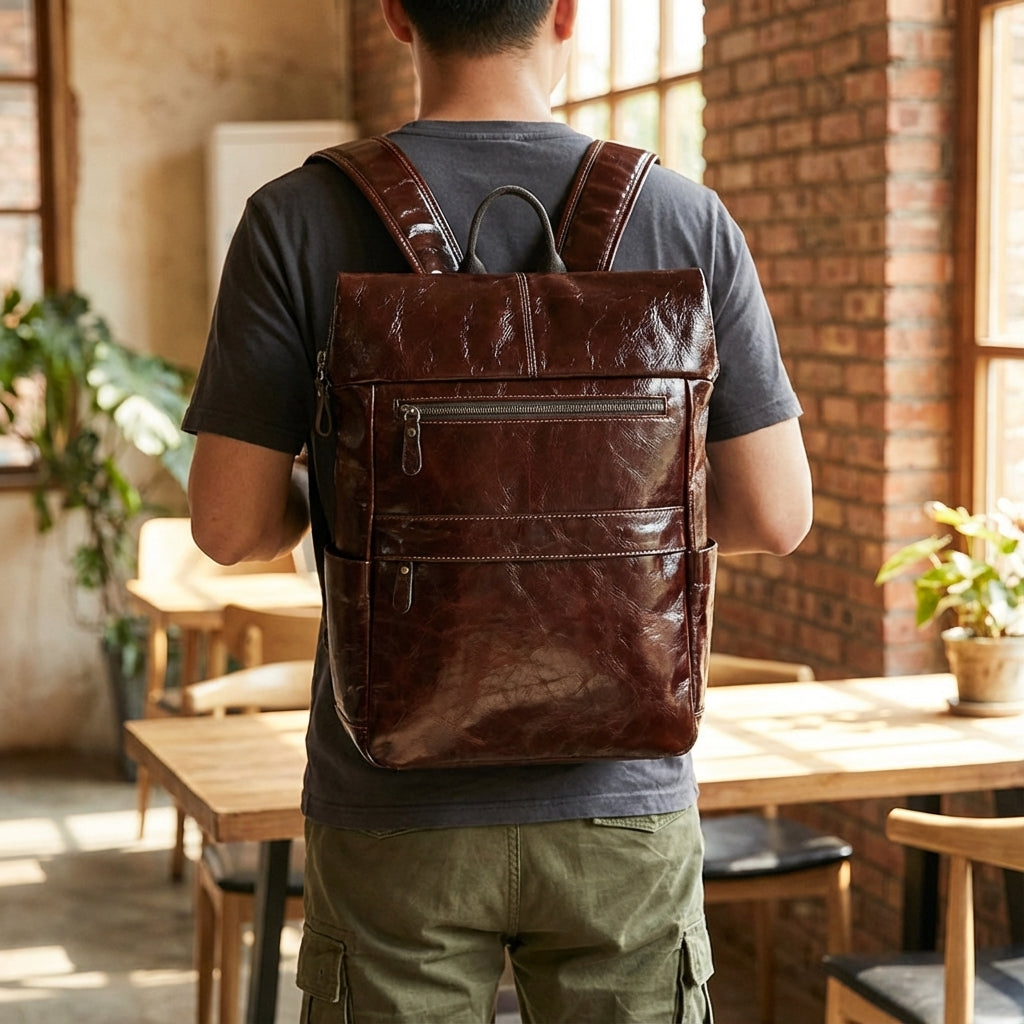 Stijlvolle unisex laptop rugzak van toplaag runderleer, ideaal als werktas of schooltas in bruin.