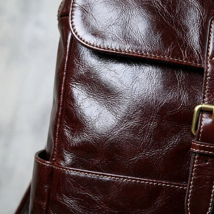 Comfortabele bruine toplaag runderleren rugzak, een chique unisex tas voor je laptop en essentials.