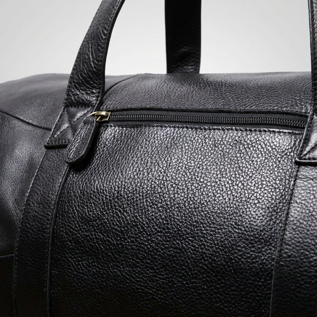 Ruime zwarte Gripwell weekendtas, perfect als handbagage voor georganiseerd reizen met schouderband.