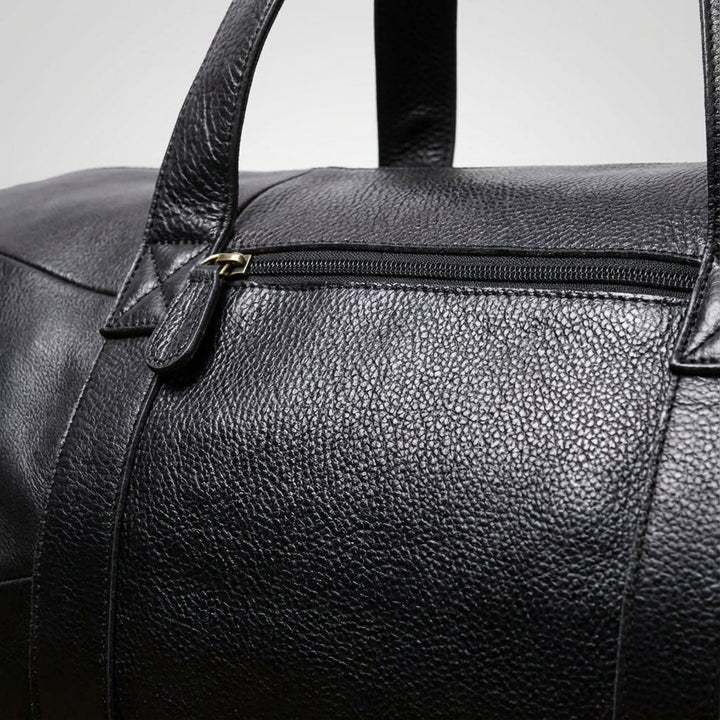 Ruime zwarte Gripwell weekendtas, perfect als handbagage voor georganiseerd reizen met schouderband.