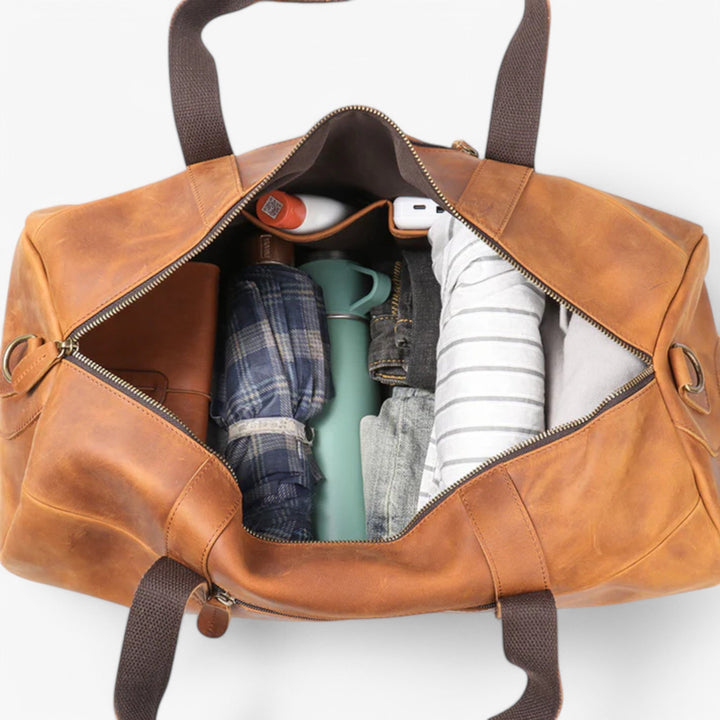 Duurzame unisex reisbagage: zwarte Gripwell duffeltas met stevige ritsen en handvatten, inclusief schouderband.