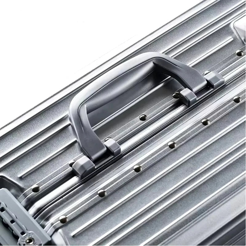 Unisex aluminium-magnesium koffer met soepele wielen en geïntegreerd TSA slot voor veilige reizen.