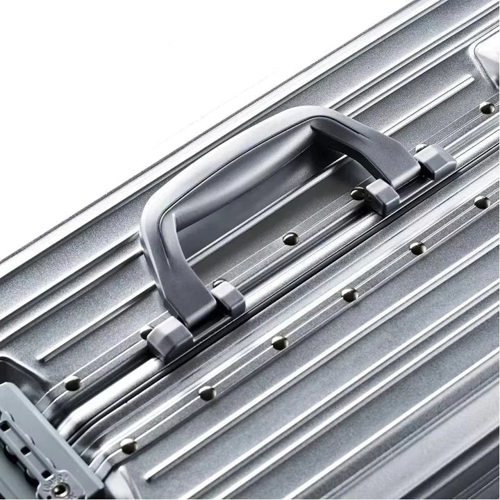 Unisex aluminium-magnesium koffer met soepele wielen en geïntegreerd TSA slot voor veilige reizen.
