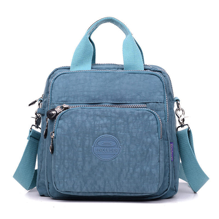 Compacte waterdichte crossbody tas voor dames, met voldoende ruimte voor essentiële accessoires.
