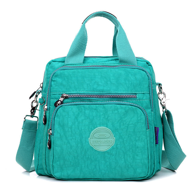 Detail van het waterdichte en duurzame materiaal van de stijlvolle dames crossbody tas.