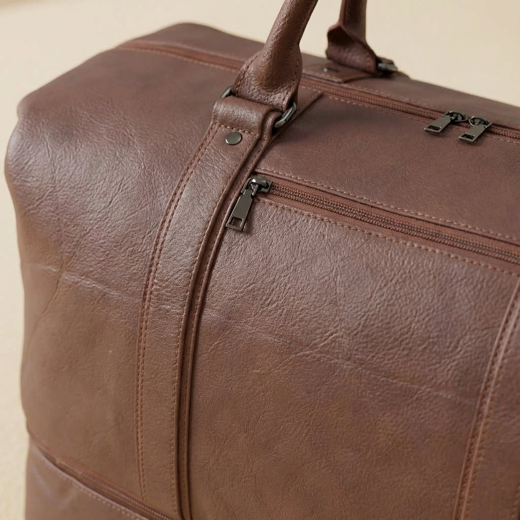 Lichtbruine leren duffelbag unisex, ruime reistas voor weekendtrips, duurzaam en handig voor handbagage.