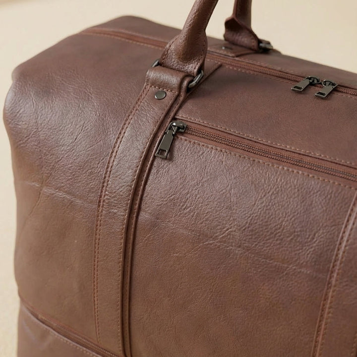 Lichtbruine leren duffelbag unisex, ruime reistas voor weekendtrips, duurzaam en handig voor handbagage.