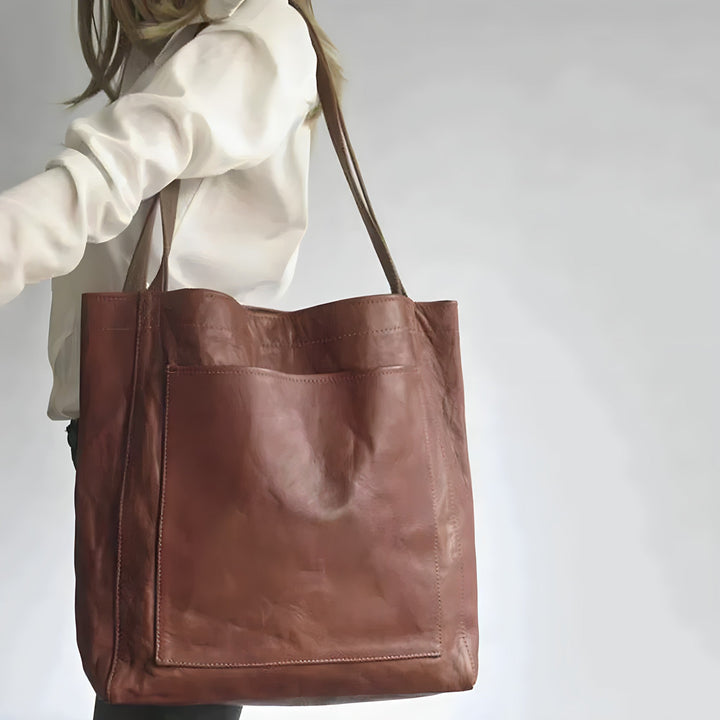 Zwarte Sophie damestas gedragen, elegant dames accessoire voor dagelijks gebruik, veelzijdig als schoudertas.