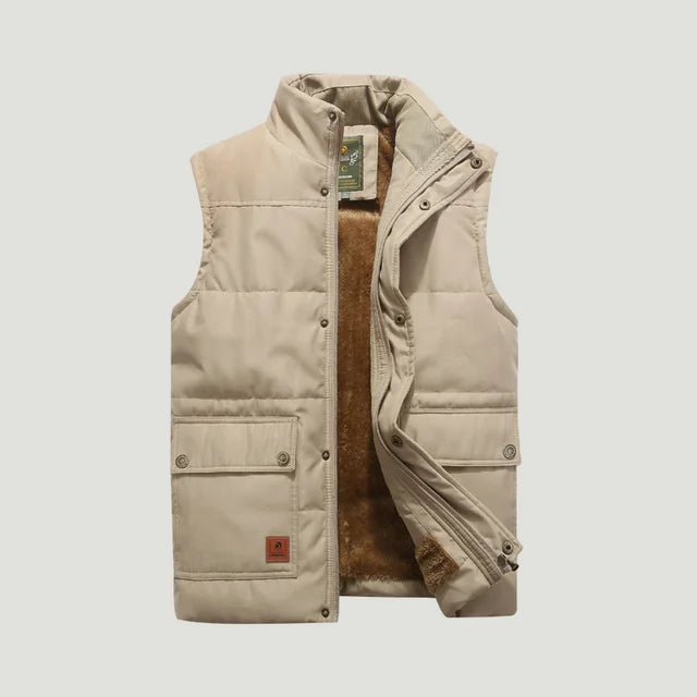 Stijlvol mouwloos wintervest voor heren, met warme voering en elegante pasvorm, perfect voor koude buitenactiviteiten.