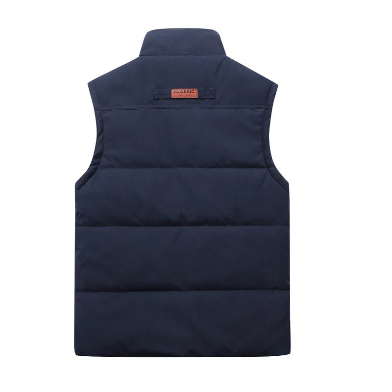 Mannen wintervest in slank ontwerp, ideaal voor gelaagde kleding in de kou.