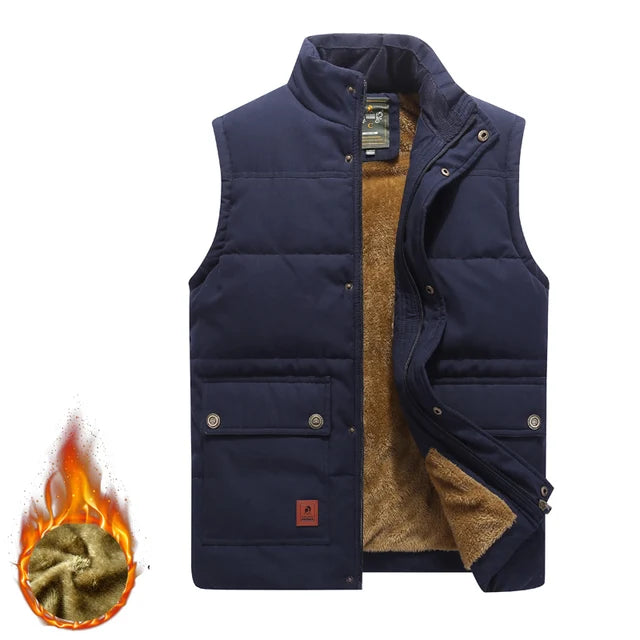 Achterkant van het warme wintervest voor heren, minimalistisch en functioneel.