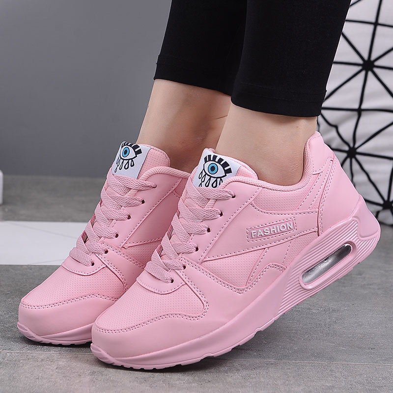 Stijlvolle dames sneakers van veganistisch leer met een dikke luchtzool en kunstlederen details, modern en comfortabel.