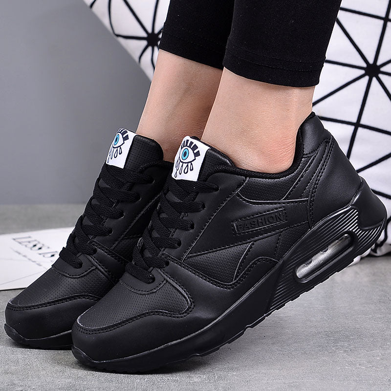 Stijlvolle dames sneakers van veganistisch leer met een dikke luchtzool en kunstlederen details, modern en comfortabel.
