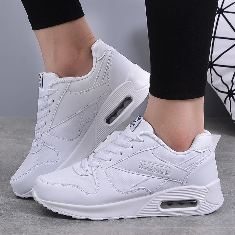 Stijlvolle dames sneakers van veganistisch leer met een dikke luchtzool en kunstlederen details, modern en comfortabel.