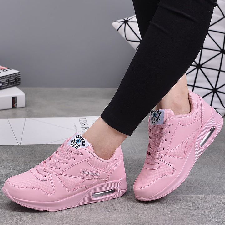 Stijlvolle dames sneakers van veganistisch leer met een dikke luchtzool en kunstlederen details, modern en comfortabel.