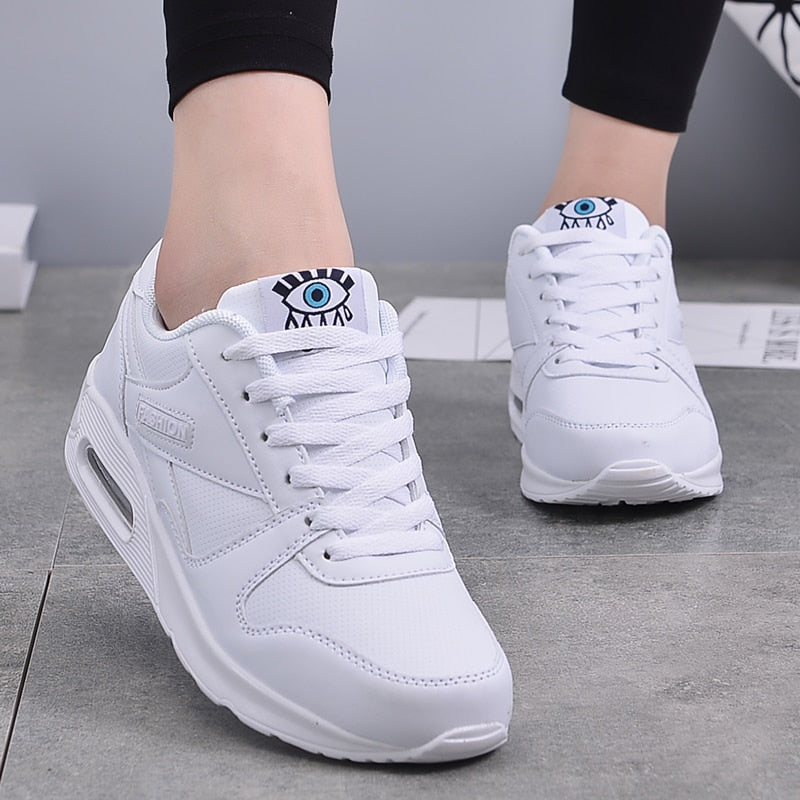 Stijlvolle dames sneakers van veganistisch leer met een dikke luchtzool en kunstlederen details, modern en comfortabel.