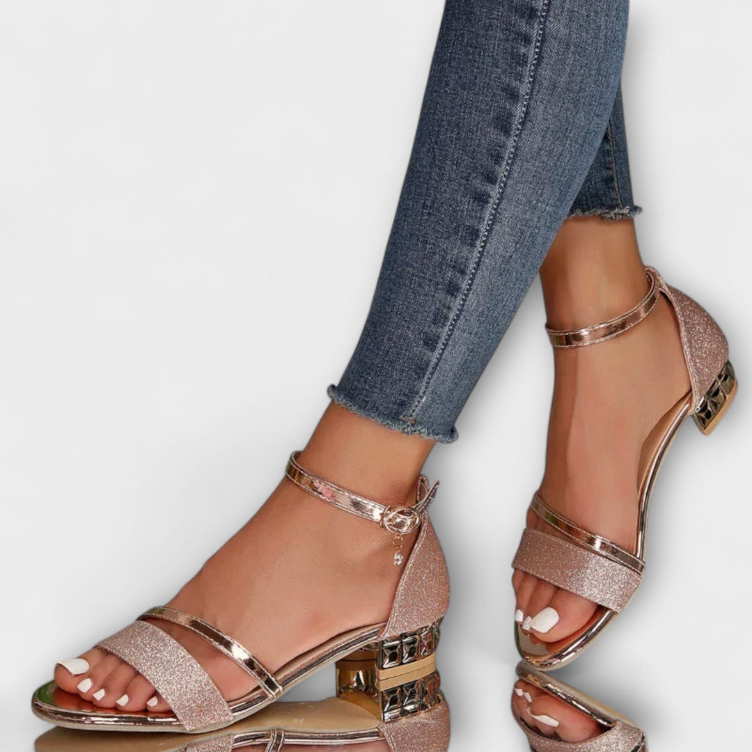 Roze Elina sandalen met gouden details, perfect voor een elegante zomerlook en de hele dag door draagcomfort.