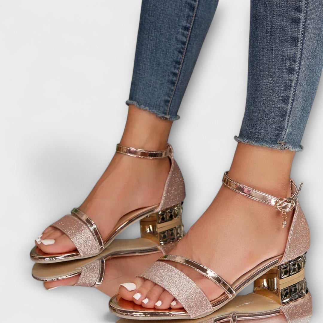 Lifestyle-afbeelding van iemand die Elina sandalen draagt, toont hoe ze een outfit aanvullen met elegantie en comfort.