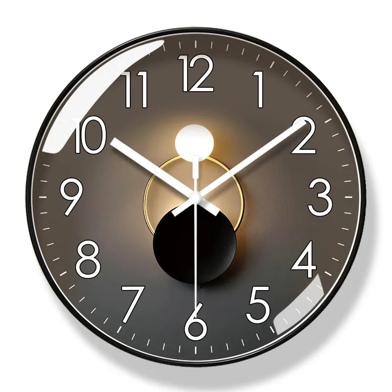 Elegante stille design wandklok; minimalistische elegantie, kwartsuurwerk, 25x25 cm, verfijnd woonaccent.