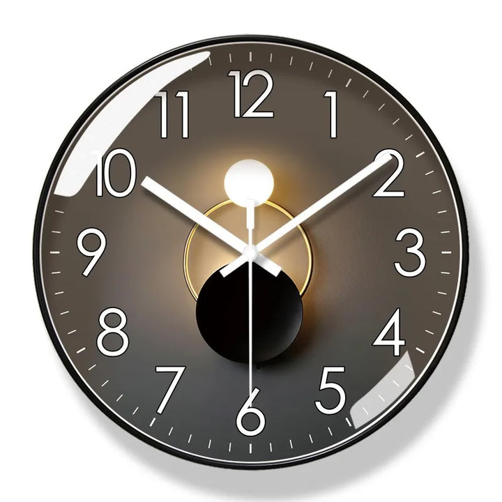 Elegante stille design wandklok; minimalistische elegantie, kwartsuurwerk, 25x25 cm, verfijnd woonaccent.