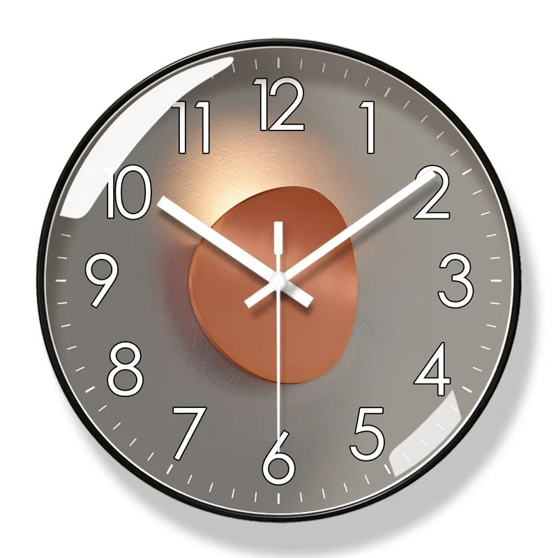 Elegante stille design wandklok; minimalistische elegantie, kwartsuurwerk, 25x25 cm, verfijnd woonaccent.