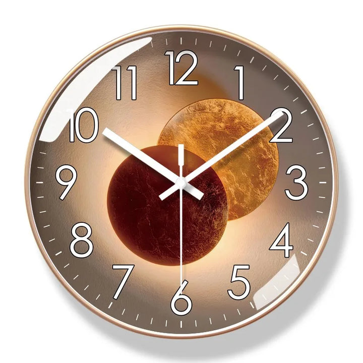 Elegante stille design wandklok; minimalistische elegantie, kwartsuurwerk, 25x25 cm, verfijnd woonaccent.