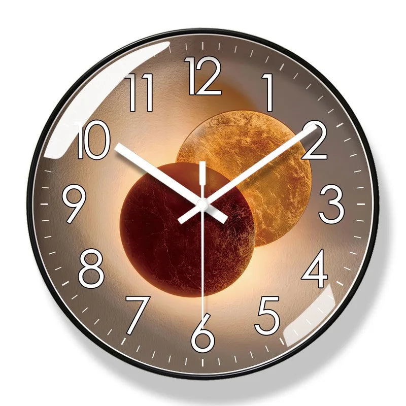 Elegante stille design wandklok; minimalistische elegantie, kwartsuurwerk, 25x25 cm, verfijnd woonaccent.