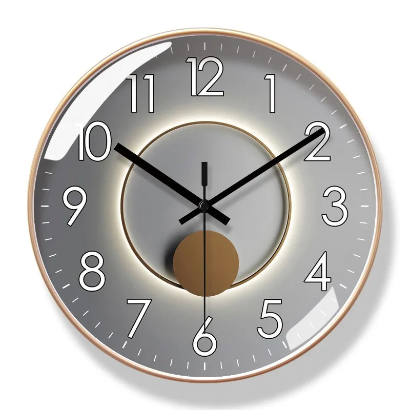Elegante stille design wandklok; minimalistische elegantie, kwartsuurwerk, 25x25 cm, verfijnd woonaccent.
