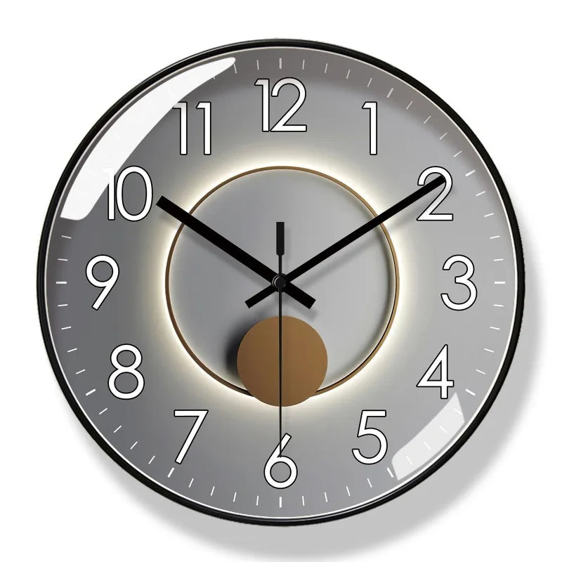 Elegante stille design wandklok; minimalistische elegantie, kwartsuurwerk, 25x25 cm, verfijnd woonaccent.
