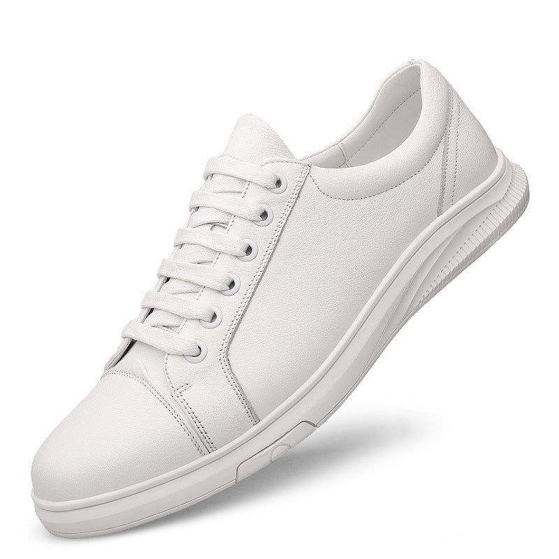 Set van witte en zwarte heren board schoenen, veelzijdig combineerbaar met diverse outfits.