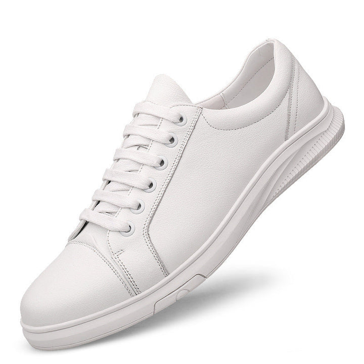 Set van witte en zwarte heren board schoenen, veelzijdig combineerbaar met diverse outfits.
