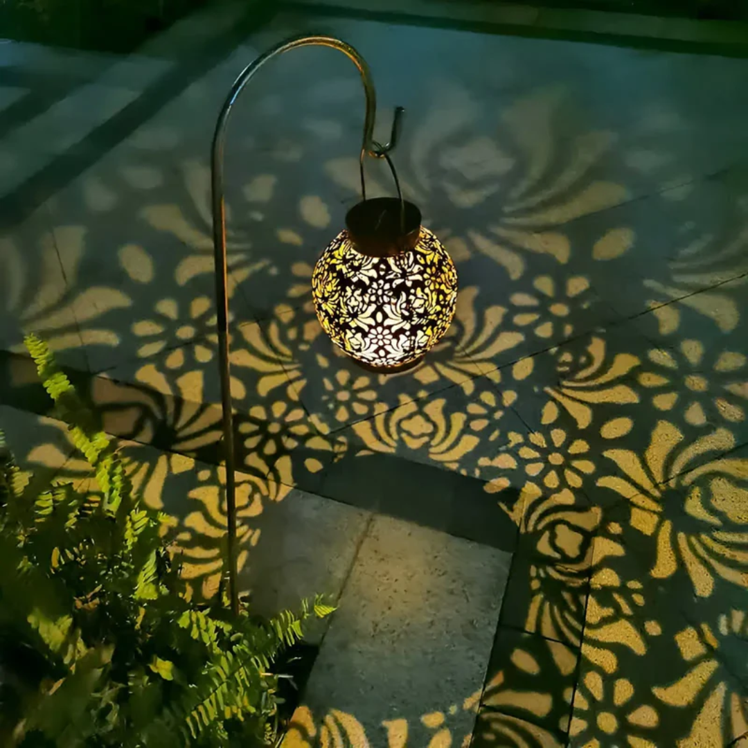 Stijlvolle, weerbestendige LED solar hanglamp voor de tuin, creëert fascinerende lichtpatronen, milieuvriendelijk.
