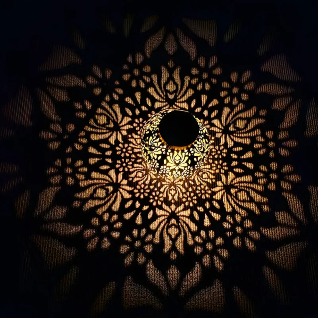 Stijlvolle, weerbestendige LED solar hanglamp voor de tuin, creëert fascinerende lichtpatronen, milieuvriendelijk.