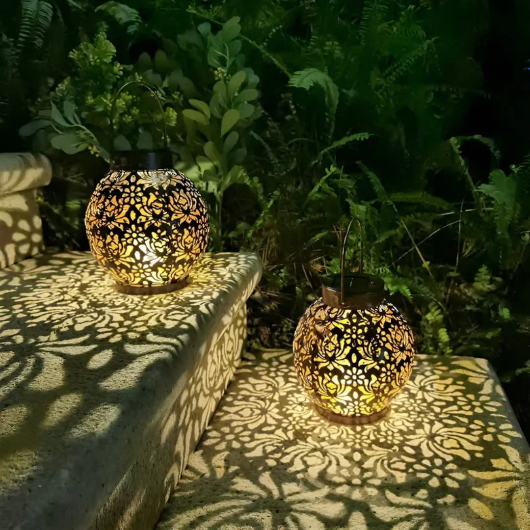 Stijlvolle, weerbestendige LED solar hanglamp voor de tuin, creëert fascinerende lichtpatronen, milieuvriendelijk.
