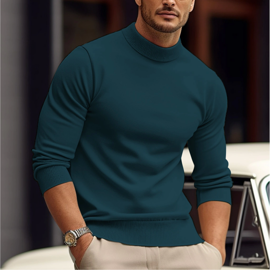 Zijaanzicht van de ademende herensweater in groen, toont de pasvorm en het comfortabele materiaal.