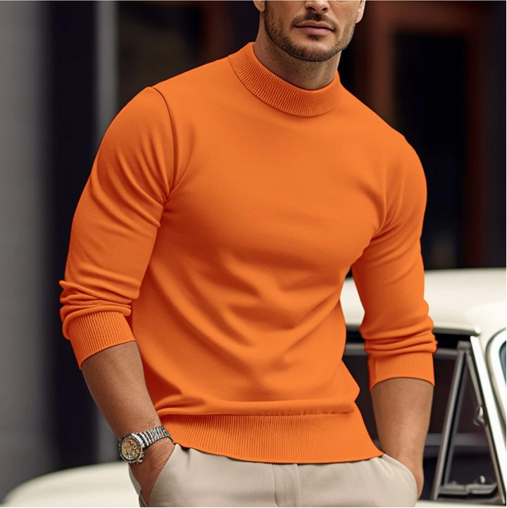 Herensweater van katoen in de open lucht, symboliseert ademend vermogen en draagcomfort op een zomerse dag.